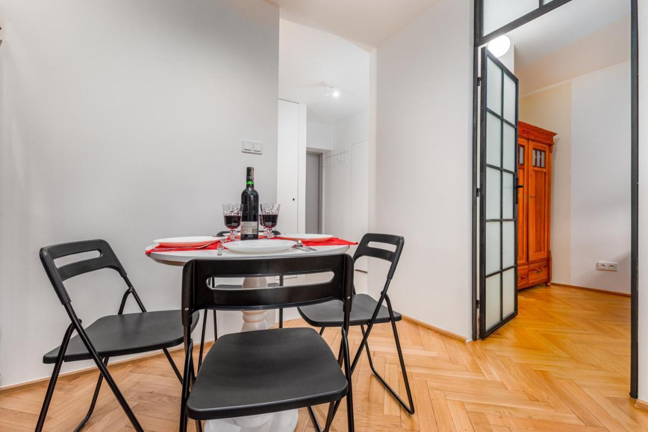 Center By Renters Apartment *